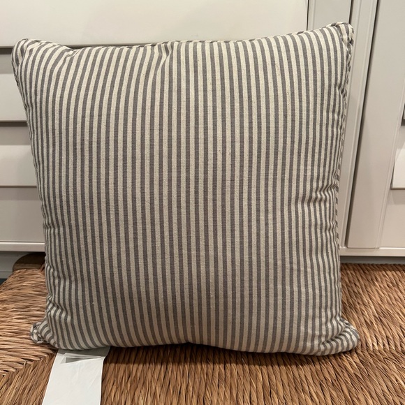 Throw pillow - Picture 3 of 5